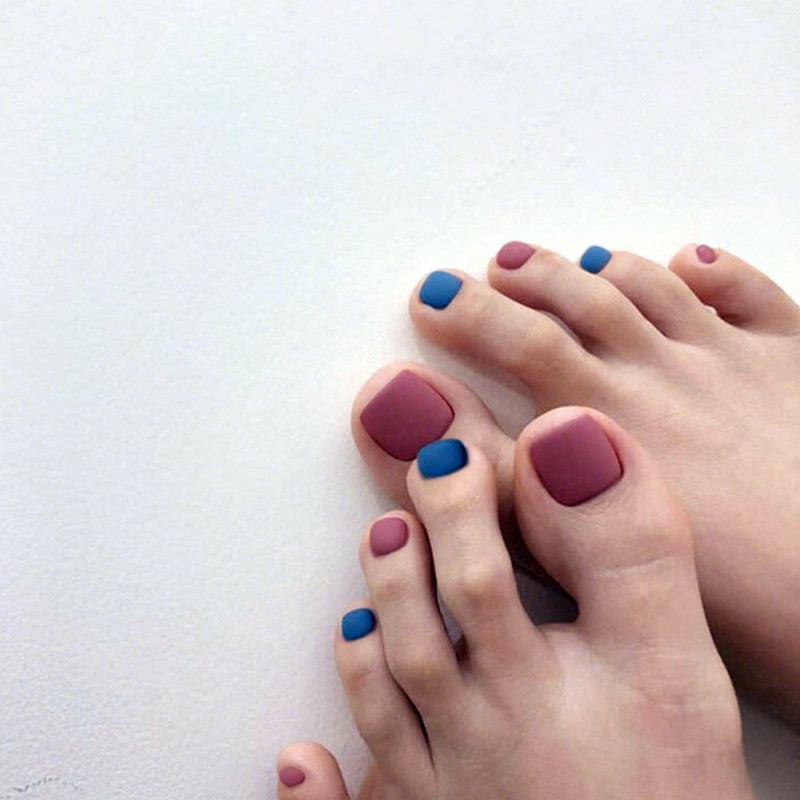 Mẫu nail chân màu pastel đỏ xanh