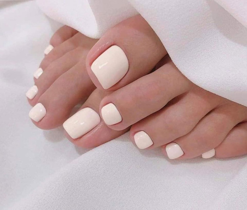 Những mẫu nail chân đẹp nhẹ nhàng màu trắng - Đơn giản nhưng sang chảnh