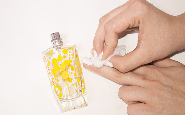 Nước hoa có chứa lượng cồn nhỏ đủ để tẩy sạch sơn móng tay