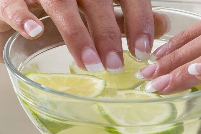 Chanh và giấm chứa thành phần axit có khả năng tẩy lớp sơn móng tay