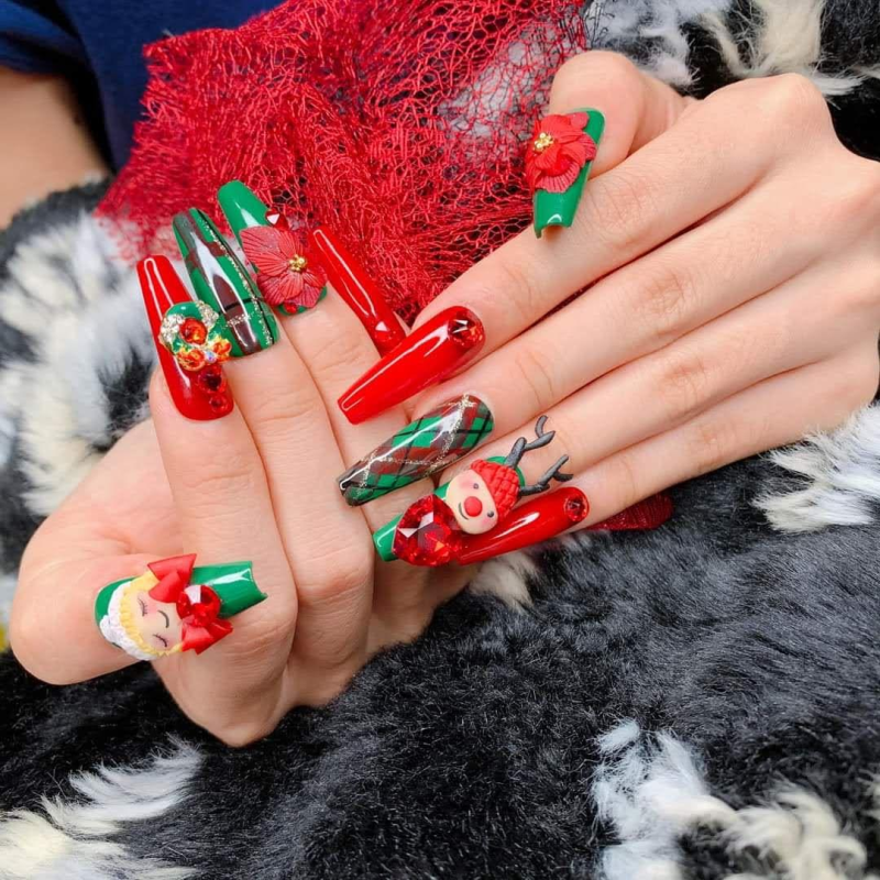 Rộn ràng không khí lễ hội Noel qua từng mẫu nail đỏ tinh tế và độc đáo